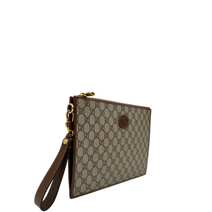 Lato destro di una Pochette Gucci in canvas GG monogram beige con finiture in pelle marroni e parti metalliche dorate; munita di un polsino in pelle amovibile, indossabile a mano. Originale, usata, di lusso, in ottime condizioni.