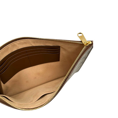 Interno di una Pochette Gucci in canvas GG monogram beige con finiture in pelle marroni e parti metalliche dorate; munita di un polsino in pelle amovibile, indossabile a mano. Originale, usata, di lusso, in ottime condizioni.