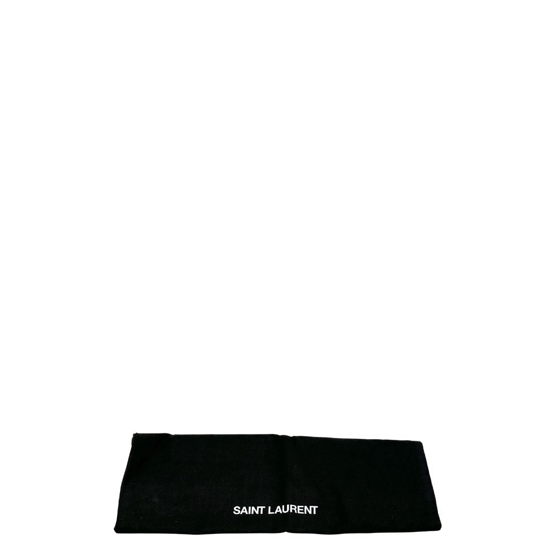 dustbag Pochette Saint Laurent in pelle argentata effetto invecchiato, impreziosita dal logo Cassandre sul front. Completa di dustbag, di lusso, originale, ottime condizioni, usata. 