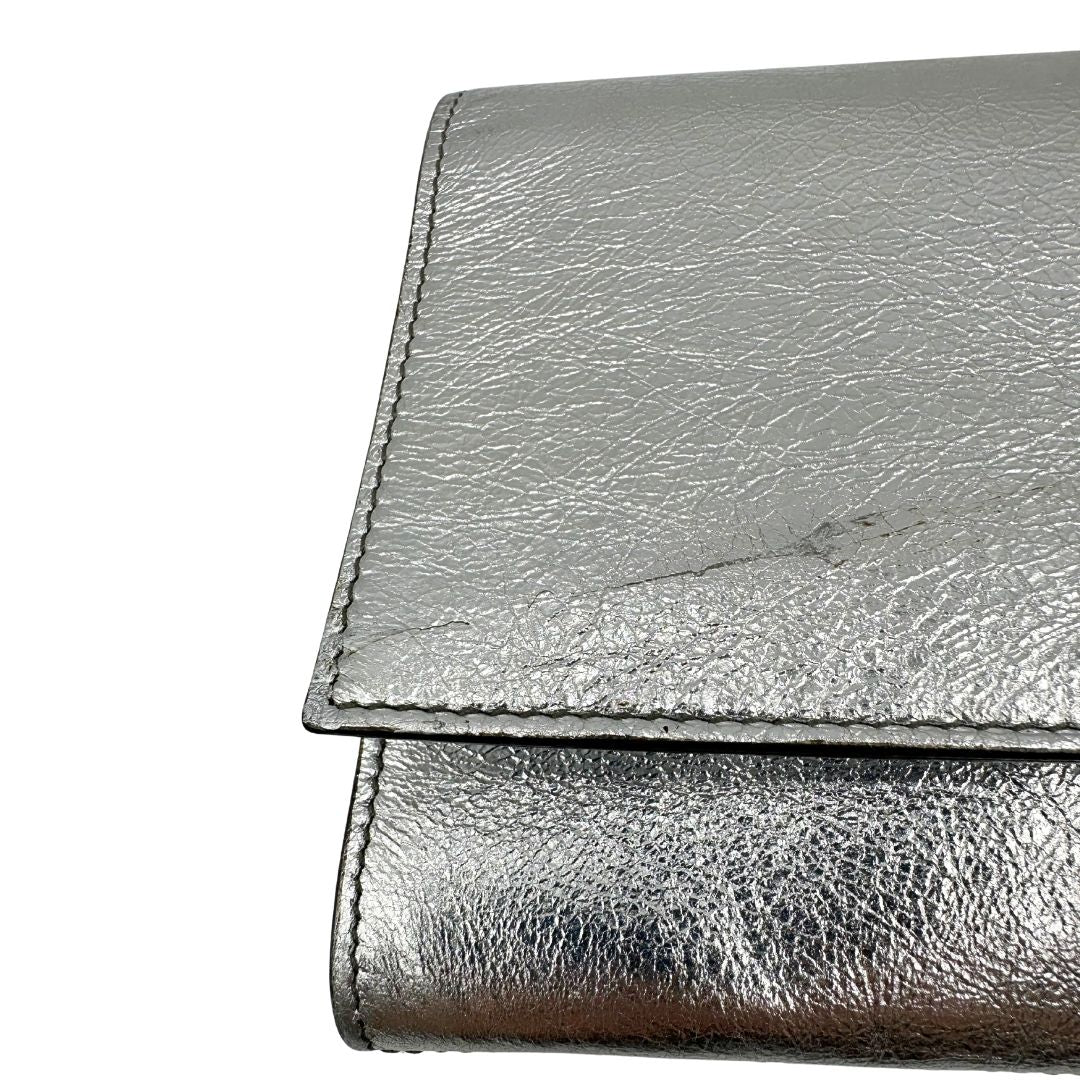 angolo Pochette Saint Laurent in pelle argentata effetto invecchiato, impreziosita dal logo Cassandre sul front. Completa di dustbag, di lusso, originale, ottime condizioni, usata. 