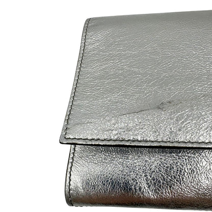 angolo Pochette Saint Laurent in pelle argentata effetto invecchiato, impreziosita dal logo Cassandre sul front. Completa di dustbag, di lusso, originale, ottime condizioni, usata. 