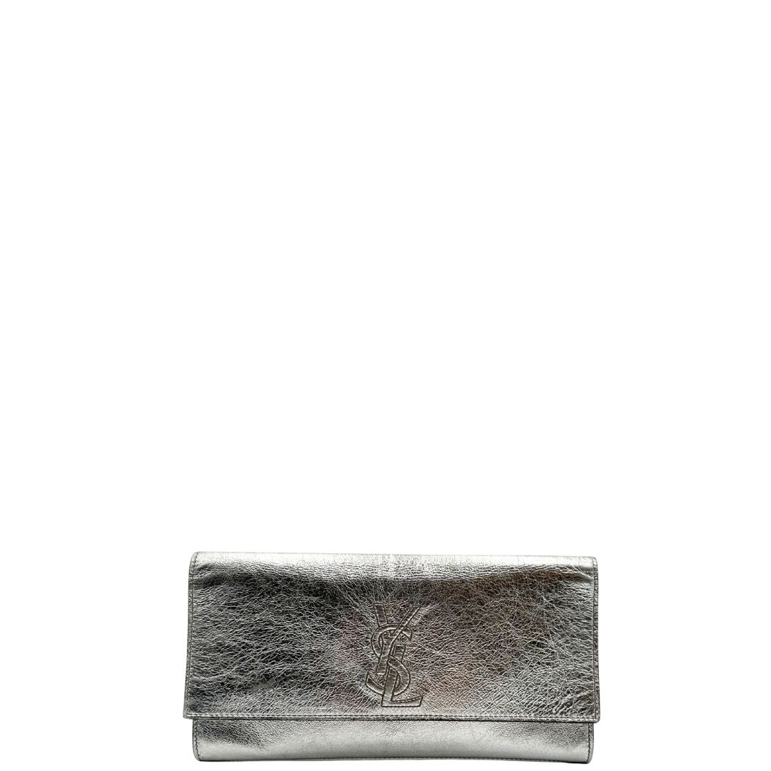 front Pochette Saint Laurent in pelle argentata effetto invecchiato, impreziosita dal logo Cassandre sul front. Completa di dustbag, di lusso, originale, ottime condizioni, usata. 