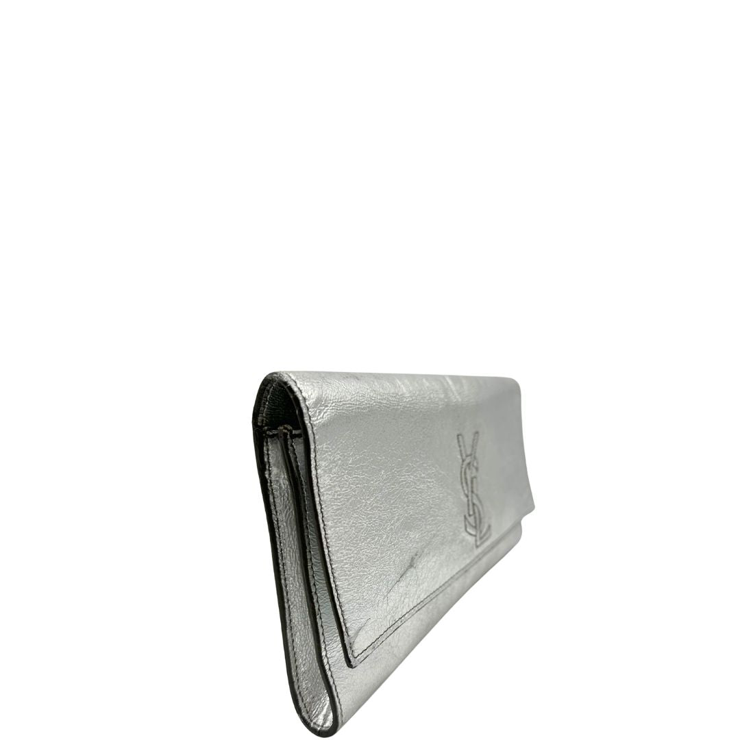 lato Pochette Saint Laurent in pelle argentata effetto invecchiato, impreziosita dal logo Cassandre sul front. Completa di dustbag, di lusso, originale, ottime condizioni, usata. 