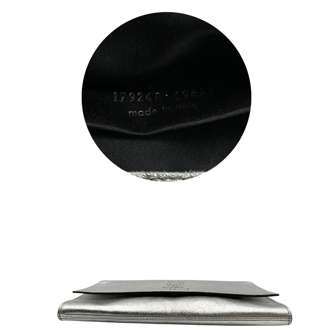 base Pochette Saint Laurent in pelle argentata effetto invecchiato, impreziosita dal logo Cassandre sul front. Completa di dustbag, di lusso, originale, ottime condizioni, usata.