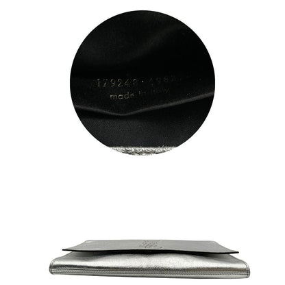 base Pochette Saint Laurent in pelle argentata effetto invecchiato, impreziosita dal logo Cassandre sul front. Completa di dustbag, di lusso, originale, ottime condizioni, usata.