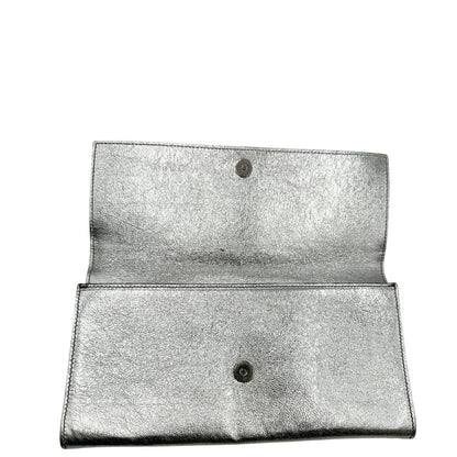 bottone Pochette Saint Laurent in pelle argentata effetto invecchiato, impreziosita dal logo Cassandre sul front. Completa di dustbag, di lusso, originale, ottime condizioni, usata. 