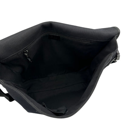 interno Borsa Gucci in tessuto nero con finiture in pelle tono su tono; munita di una tracolla in tessuto regolabile, di lusso, originale, ottime condizioni, usata. 