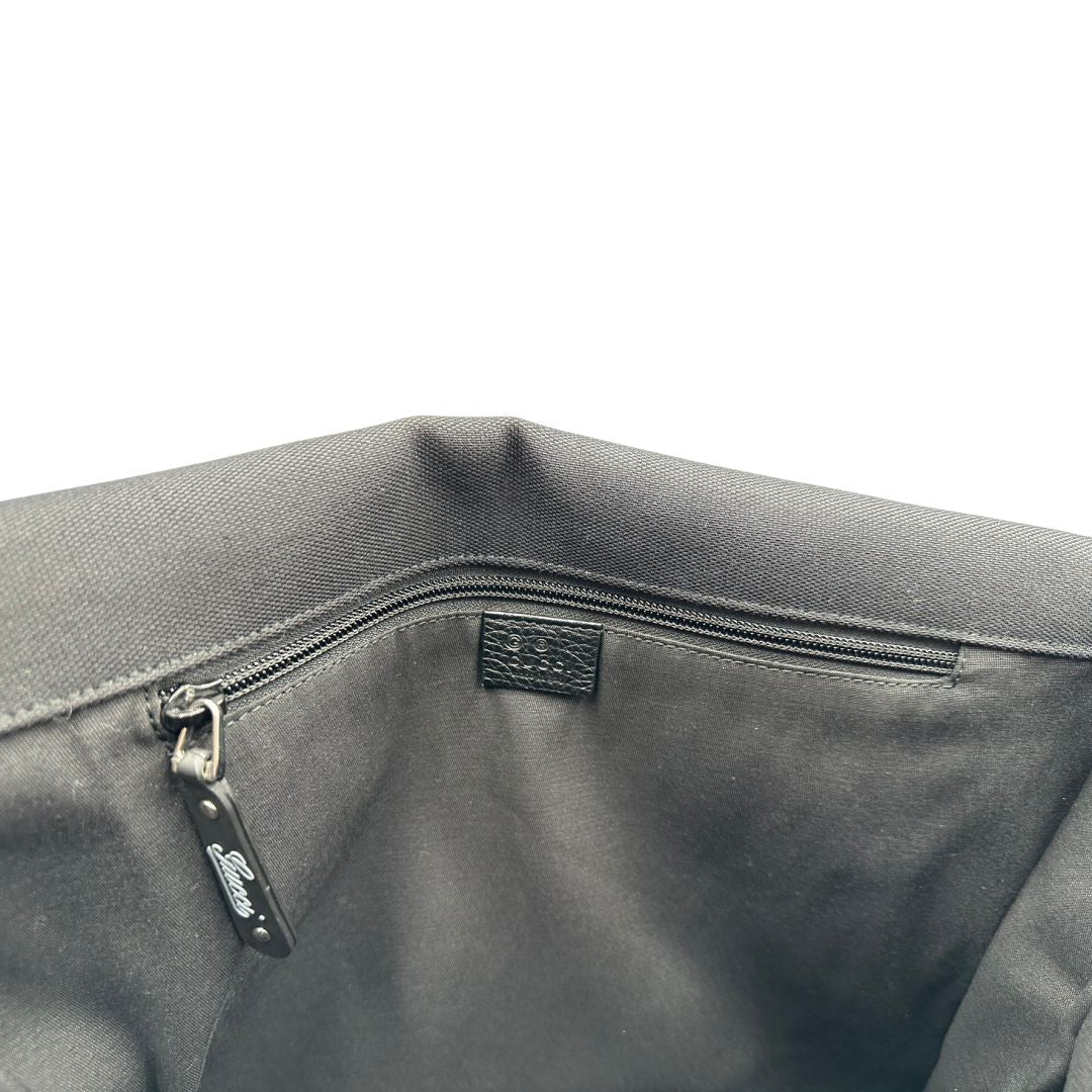 interno Borsa Gucci in tessuto nero con finiture in pelle tono su tono; munita di una tracolla in tessuto regolabile, di lusso, originale, ottime condizioni, usata. 