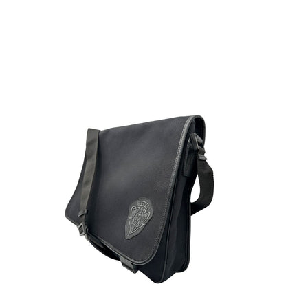 lato Borsa Gucci in tessuto nero con finiture in pelle tono su tono; munita di una tracolla in tessuto regolabile, di lusso, originale, ottime condizioni, usata. 