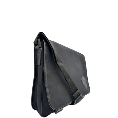 lato Borsa Gucci in tessuto nero con finiture in pelle tono su tono; munita di una tracolla in tessuto regolabile, di lusso, originale, ottime condizioni, usata. 