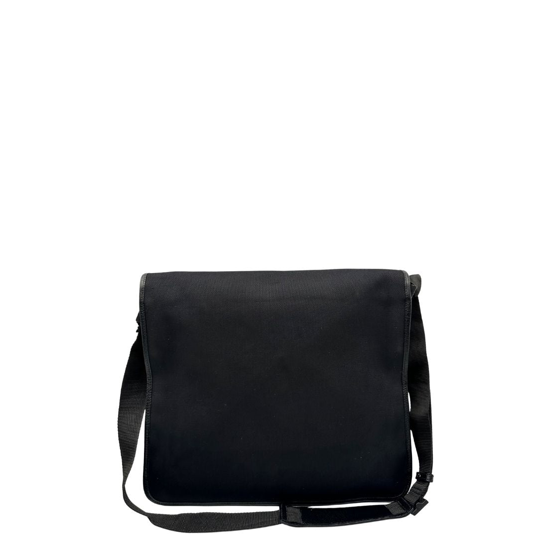 retro Borsa Gucci in tessuto nero con finiture in pelle tono su tono; munita di una tracolla in tessuto regolabile, di lusso, originale, ottime condizioni, usata. 