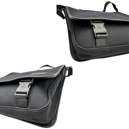 angoli Borsa Gucci in tessuto nero con finiture in pelle tono su tono; munita di una tracolla in tessuto regolabile, di lusso, originale, ottime condizioni, usata. 