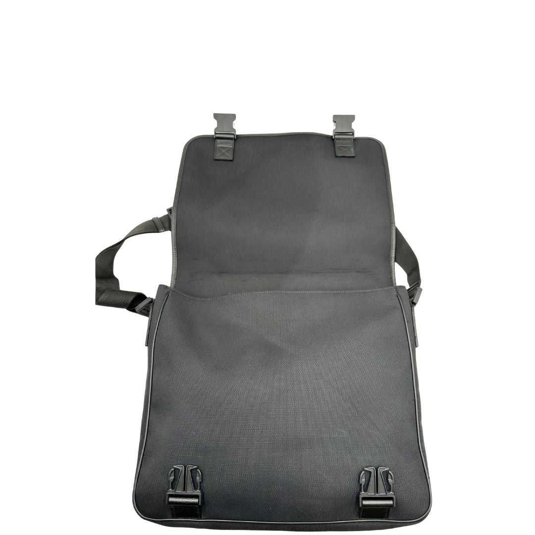 interno Borsa Gucci in tessuto nero con finiture in pelle tono su tono; munita di una tracolla in tessuto regolabile, di lusso, originale, ottime condizioni, usata. 