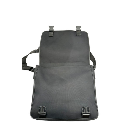 interno Borsa Gucci in tessuto nero con finiture in pelle tono su tono; munita di una tracolla in tessuto regolabile, di lusso, originale, ottime condizioni, usata. 