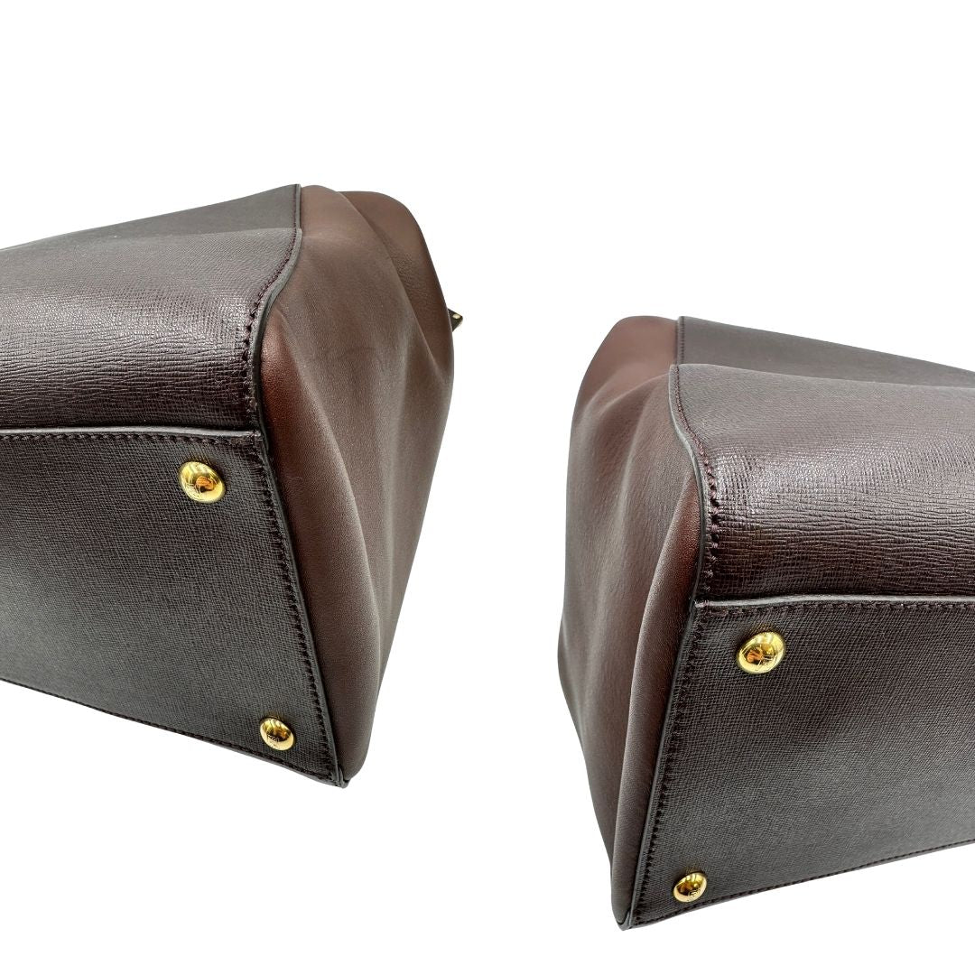 Angoli di una Borsa Fendi 2Jours in pelle saffiano marrone cioccolato con dettagli laterali in pelle liscia tono su tono, rifinita con Tag amovibile decorativo, parti metalliche dorate. Da indossare a mano. Completa di dustbag. Originale, usata, di lusso, in ottime condizioni.