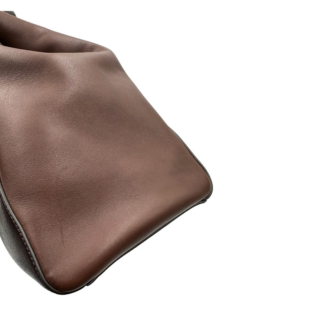 Borsa Fendi 2Jours in pelle saffiano marrone cioccolato con dettagli laterali in pelle liscia tono su tono, rifinita con Tag amovibile decorativo, parti metalliche dorate. Da indossare a mano. Completa di dustbag. Originale, usata, di lusso, in ottime condizioni.