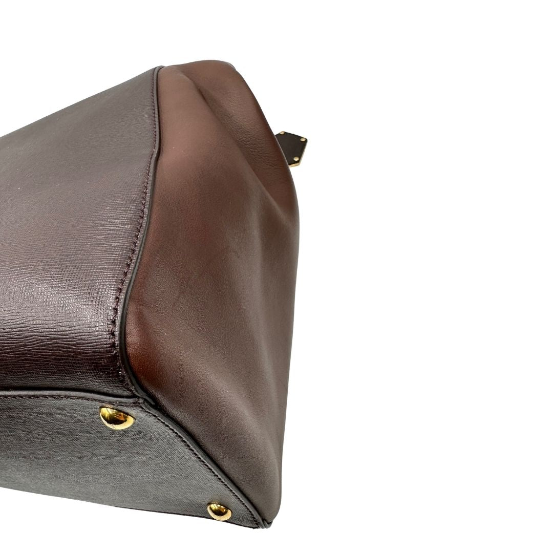 Borsa Fendi 2Jours in pelle saffiano marrone cioccolato con dettagli laterali in pelle liscia tono su tono, rifinita con Tag amovibile decorativo, parti metalliche dorate. Da indossare a mano. Completa di dustbag. Originale, usata, di lusso, in ottime condizioni.