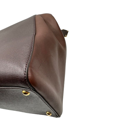 Borsa Fendi 2Jours in pelle saffiano marrone cioccolato con dettagli laterali in pelle liscia tono su tono, rifinita con Tag amovibile decorativo, parti metalliche dorate. Da indossare a mano. Completa di dustbag. Originale, usata, di lusso, in ottime condizioni.