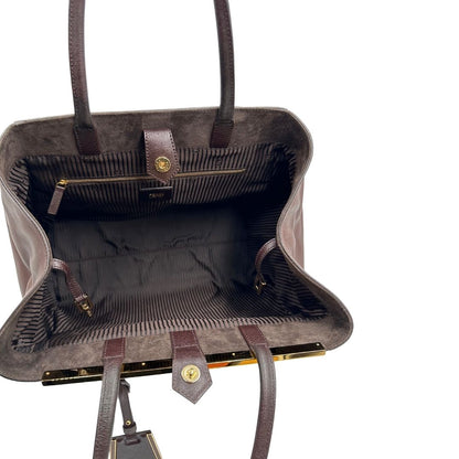 Interno di una Borsa Fendi 2Jours in pelle saffiano marrone cioccolato con dettagli laterali in pelle liscia tono su tono, rifinita con Tag amovibile decorativo, parti metalliche dorate. Da indossare a mano. Completa di dustbag. Originale, usata, di lusso, in ottime condizioni.