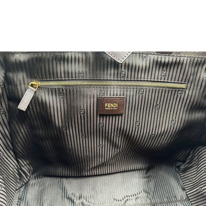 Interno di una Borsa Fendi 2Jours in pelle saffiano marrone cioccolato con dettagli laterali in pelle liscia tono su tono, rifinita con Tag amovibile decorativo, parti metalliche dorate. Da indossare a mano. Completa di dustbag. Originale, usata, di lusso, in ottime condizioni.