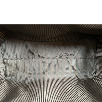 Interno di una Borsa Fendi 2Jours in pelle saffiano marrone cioccolato con dettagli laterali in pelle liscia tono su tono, rifinita con Tag amovibile decorativo, parti metalliche dorate. Da indossare a mano. Completa di dustbag. Originale, usata, di lusso, in ottime condizioni.