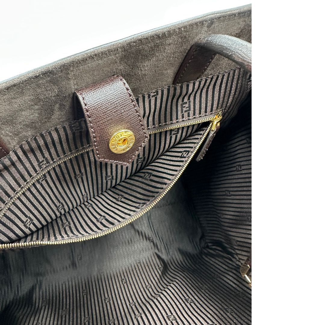 Tasca interna di una Borsa Fendi 2Jours in pelle saffiano marrone cioccolato con dettagli laterali in pelle liscia tono su tono, rifinita con Tag amovibile decorativo, parti metalliche dorate. Da indossare a mano. Completa di dustbag. Originale, usata, di lusso, in ottime condizioni.