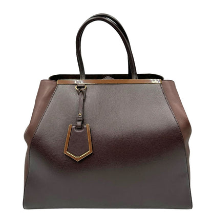 Front di una Borsa Fendi 2Jours in pelle saffiano marrone cioccolato con dettagli laterali in pelle liscia tono su tono, rifinita con Tag amovibile decorativo, parti metalliche dorate. Da indossare a mano. Completa di dustbag. Originale, usata, di lusso, in ottime condizioni.