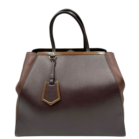 Front di una Borsa Fendi 2Jours in pelle saffiano marrone cioccolato con dettagli laterali in pelle liscia tono su tono, rifinita con Tag amovibile decorativo, parti metalliche dorate. Da indossare a mano. Completa di dustbag. Originale, usata, di lusso, in ottime condizioni.