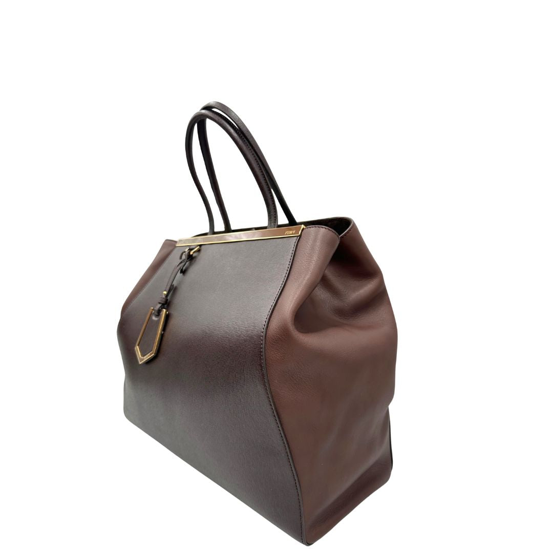 Lato sinistro di una Borsa Fendi 2Jours in pelle saffiano marrone cioccolato con dettagli laterali in pelle liscia tono su tono, rifinita con Tag amovibile decorativo, parti metalliche dorate. Da indossare a mano. Completa di dustbag. Originale, usata, di lusso, in ottime condizioni.