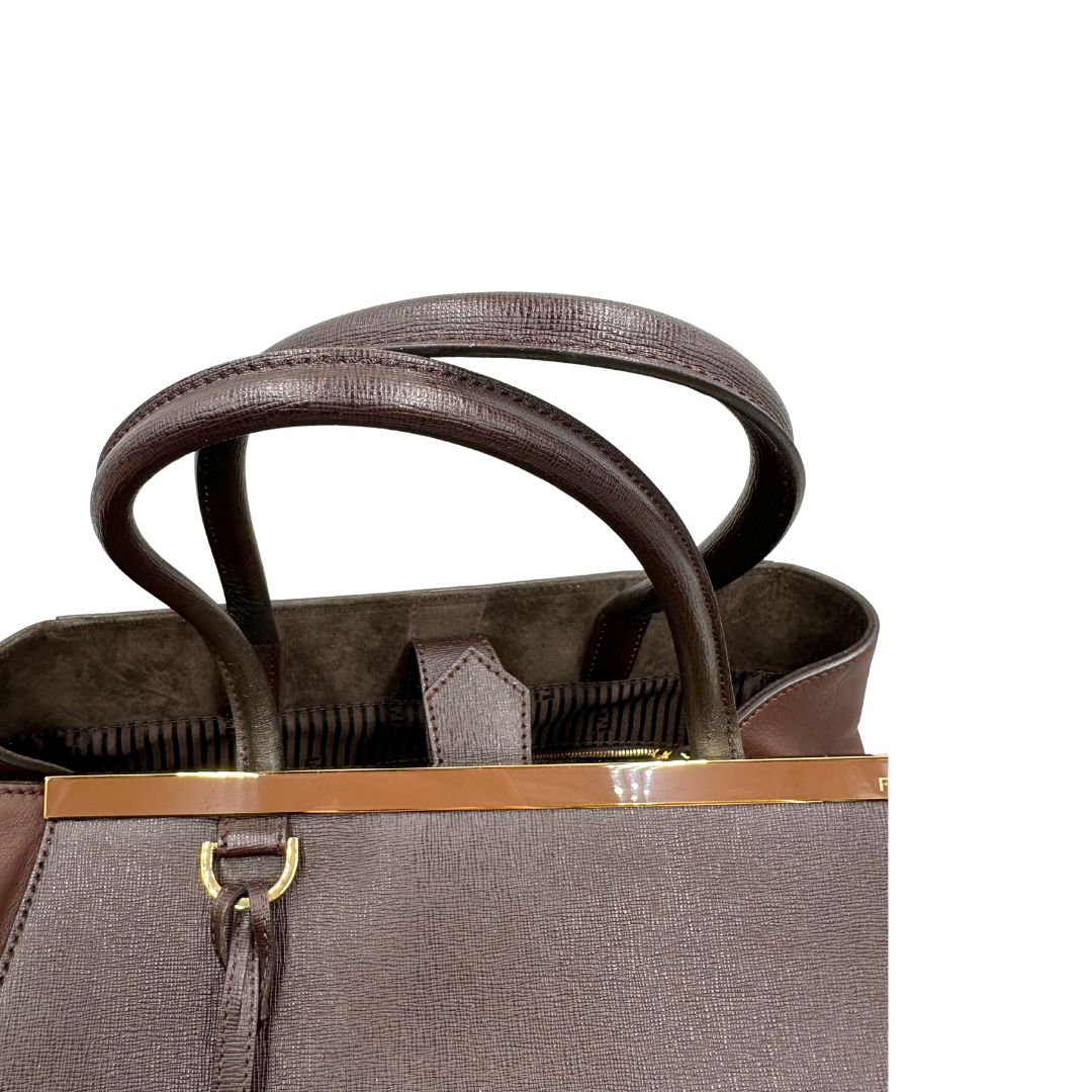 Manici di una Borsa Fendi 2Jours in pelle saffiano marrone cioccolato con dettagli laterali in pelle liscia tono su tono, rifinita con Tag amovibile decorativo, parti metalliche dorate. Da indossare a mano. Completa di dustbag. Originale, usata, di lusso, in ottime condizioni.