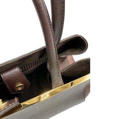 Manici di una Borsa Fendi 2Jours in pelle saffiano marrone cioccolato con dettagli laterali in pelle liscia tono su tono, rifinita con Tag amovibile decorativo, parti metalliche dorate. Da indossare a mano. Completa di dustbag. Originale, usata, di lusso, in ottime condizioni.