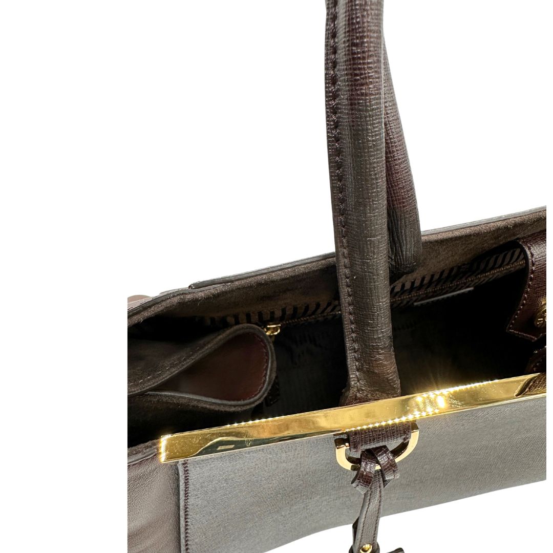 Manici di una Borsa Fendi 2Jours in pelle saffiano marrone cioccolato con dettagli laterali in pelle liscia tono su tono, rifinita con Tag amovibile decorativo, parti metalliche dorate. Da indossare a mano. Completa di dustbag. Originale, usata, di lusso, in ottime condizioni.