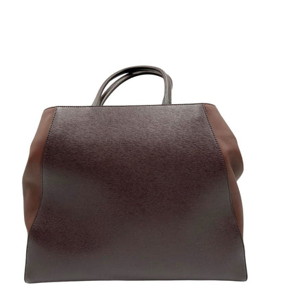 Retro di una Borsa Fendi 2Jours in pelle saffiano marrone cioccolato con dettagli laterali in pelle liscia tono su tono, rifinita con Tag amovibile decorativo, parti metalliche dorate. Da indossare a mano. Completa di dustbag. Originale, usata, di lusso, in ottime condizioni.