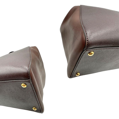 Angoli di una Borsa Fendi 2Jours in pelle saffiano marrone cioccolato con dettagli laterali in pelle liscia tono su tono, rifinita con Tag amovibile decorativo, parti metalliche dorate. Da indossare a mano. Completa di dustbag. Originale, usata, di lusso, in ottime condizioni.