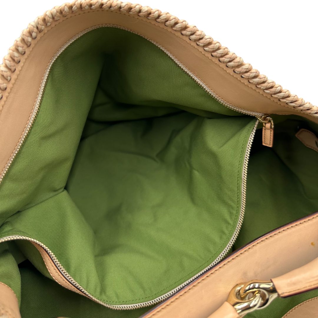 interno Borsa Gucci in tessuto bianco con ricami floreali multicolor, finiture in pelle rosa e parti metalliche dorate; munita di un manico singolo. Completa di dustbag, di lusso, originale, ottime condizioni. 