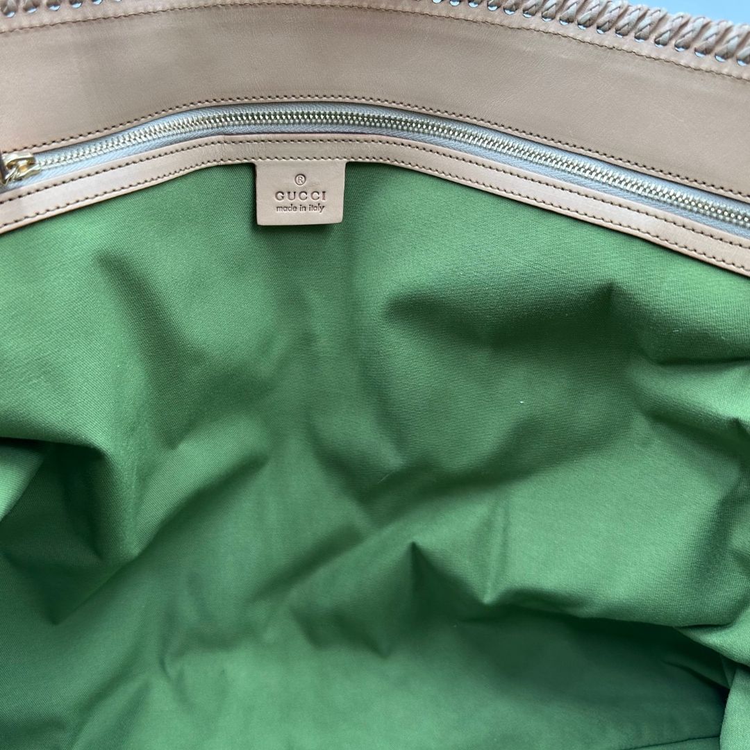 interno Borsa Gucci in tessuto bianco con ricami floreali multicolor, finiture in pelle rosa e parti metalliche dorate; munita di un manico singolo. Completa di dustbag, di lusso, originale, ottime condizioni. 