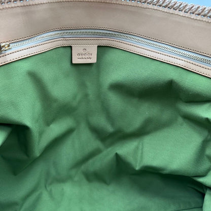 interno Borsa Gucci in tessuto bianco con ricami floreali multicolor, finiture in pelle rosa e parti metalliche dorate; munita di un manico singolo. Completa di dustbag, di lusso, originale, ottime condizioni. 