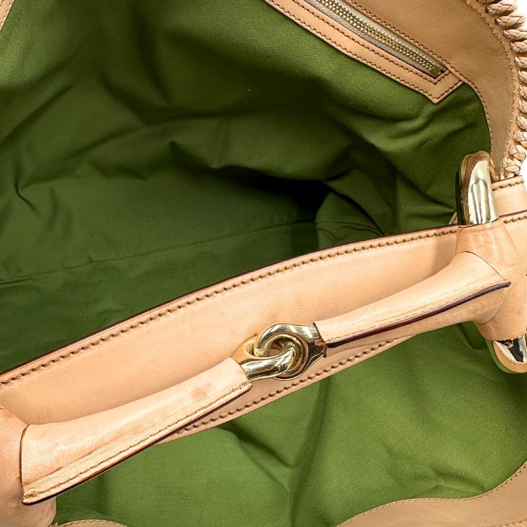 interno Borsa Gucci in tessuto bianco con ricami floreali multicolor, finiture in pelle rosa e parti metalliche dorate; munita di un manico singolo. Completa di dustbag, di lusso, originale, ottime condizioni. 