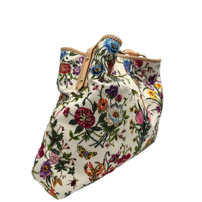 lato Borsa Gucci in tessuto bianco con ricami floreali multicolor, finiture in pelle rosa e parti metalliche dorate; munita di un manico singolo. Completa di dustbag, di lusso, originale, ottime condizioni. 