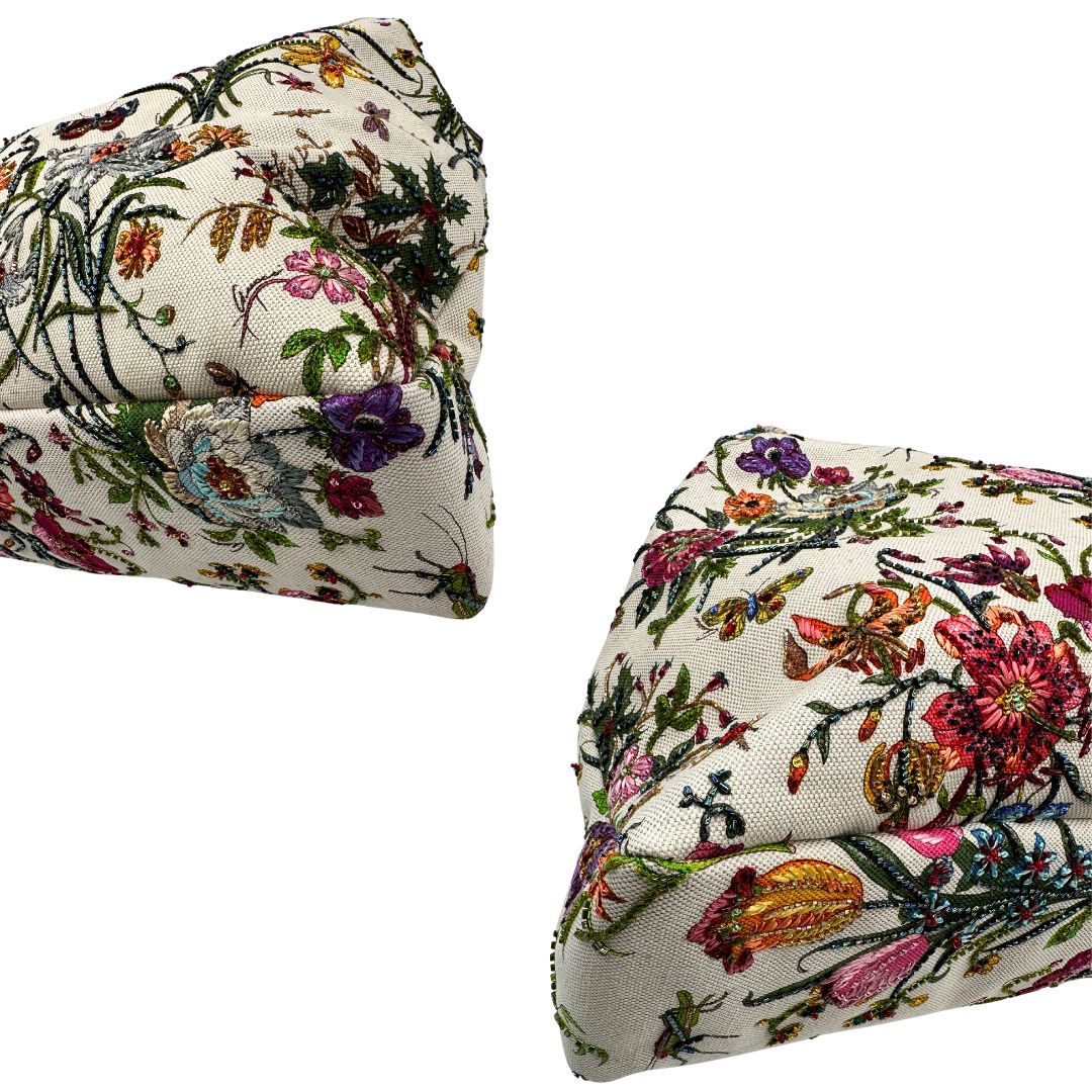 angoli Borsa Gucci in tessuto bianco con ricami floreali multicolor, finiture in pelle rosa e parti metalliche dorate; munita di un manico singolo. Completa di dustbag, di lusso, originale, ottime condizioni. 