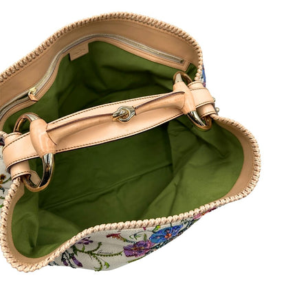 interno Borsa Gucci in tessuto bianco con ricami floreali multicolor, finiture in pelle rosa e parti metalliche dorate; munita di un manico singolo. Completa di dustbag, di lusso, originale, ottime condizioni. 