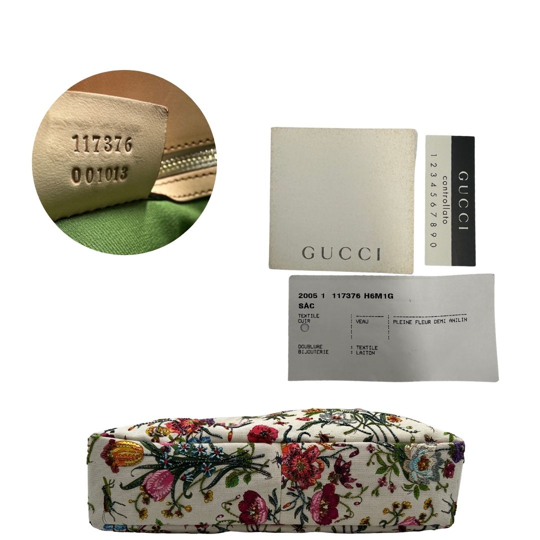 117376 001013base Borsa Gucci in tessuto bianco con ricami floreali multicolor, finiture in pelle rosa e parti metalliche dorate; munita di un manico singolo. Completa di dustbag, di lusso, originale, ottime condizioni. 