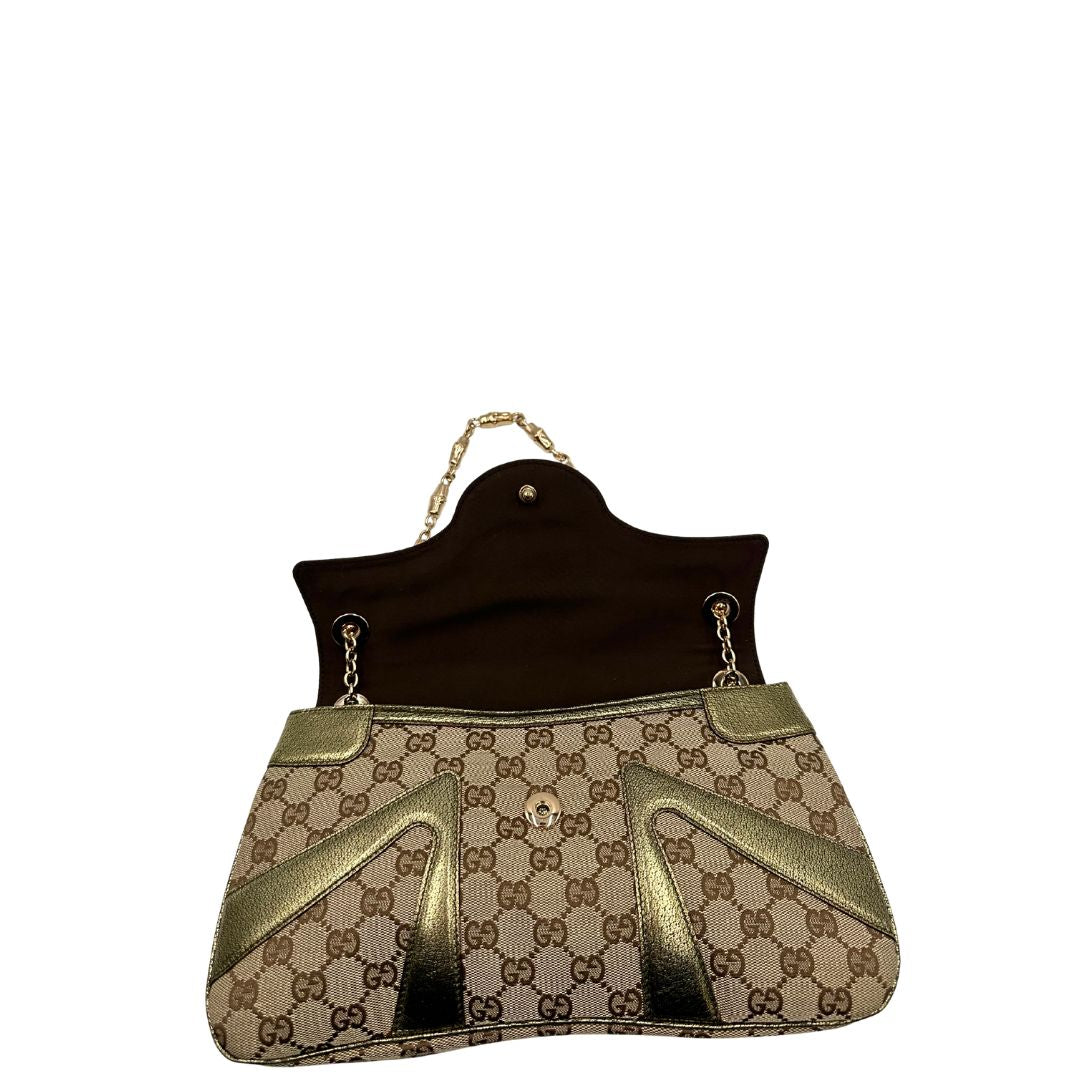 Borsa Gucci in tessuto GG beige con finiture in pelle e parti metalliche dorate; munita di doppi manici in catena, indossabile a spalla, di lusso, originale, ottime condizioni, usata. 