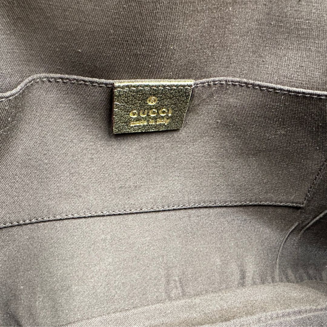 interno  Borsa Gucci in tessuto GG beige con finiture in pelle e parti metalliche dorate; munita di doppi manici in catena, indossabile a spalla, di lusso, originale, ottime condizioni, usata.  