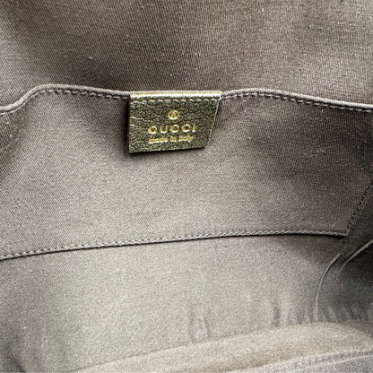 interno  Borsa Gucci in tessuto GG beige con finiture in pelle e parti metalliche dorate; munita di doppi manici in catena, indossabile a spalla, di lusso, originale, ottime condizioni, usata.  