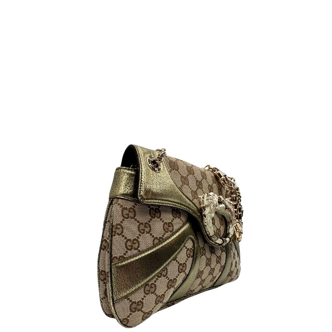 lato  Borsa Gucci in tessuto GG beige con finiture in pelle e parti metalliche dorate; munita di doppi manici in catena, indossabile a spalla, di lusso, originale, ottime condizioni, usata. 