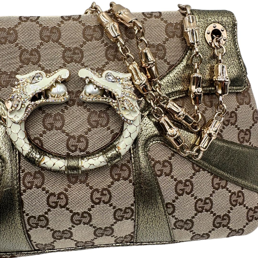  Borsa Gucci in tessuto GG beige con finiture in pelle e parti metalliche dorate; munita di doppi manici in catena, indossabile a spalla, di lusso, originale, ottime condizioni, usata. 