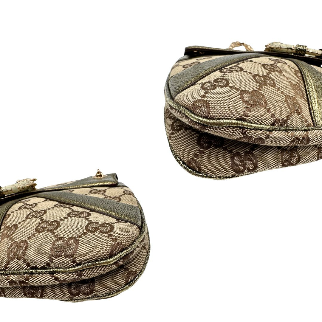  Borsa Gucci in tessuto GG beige con finiture in pelle e parti metalliche dorate; munita di doppi manici in catena, indossabile a spalla, di lusso, originale, ottime condizioni, usata. 