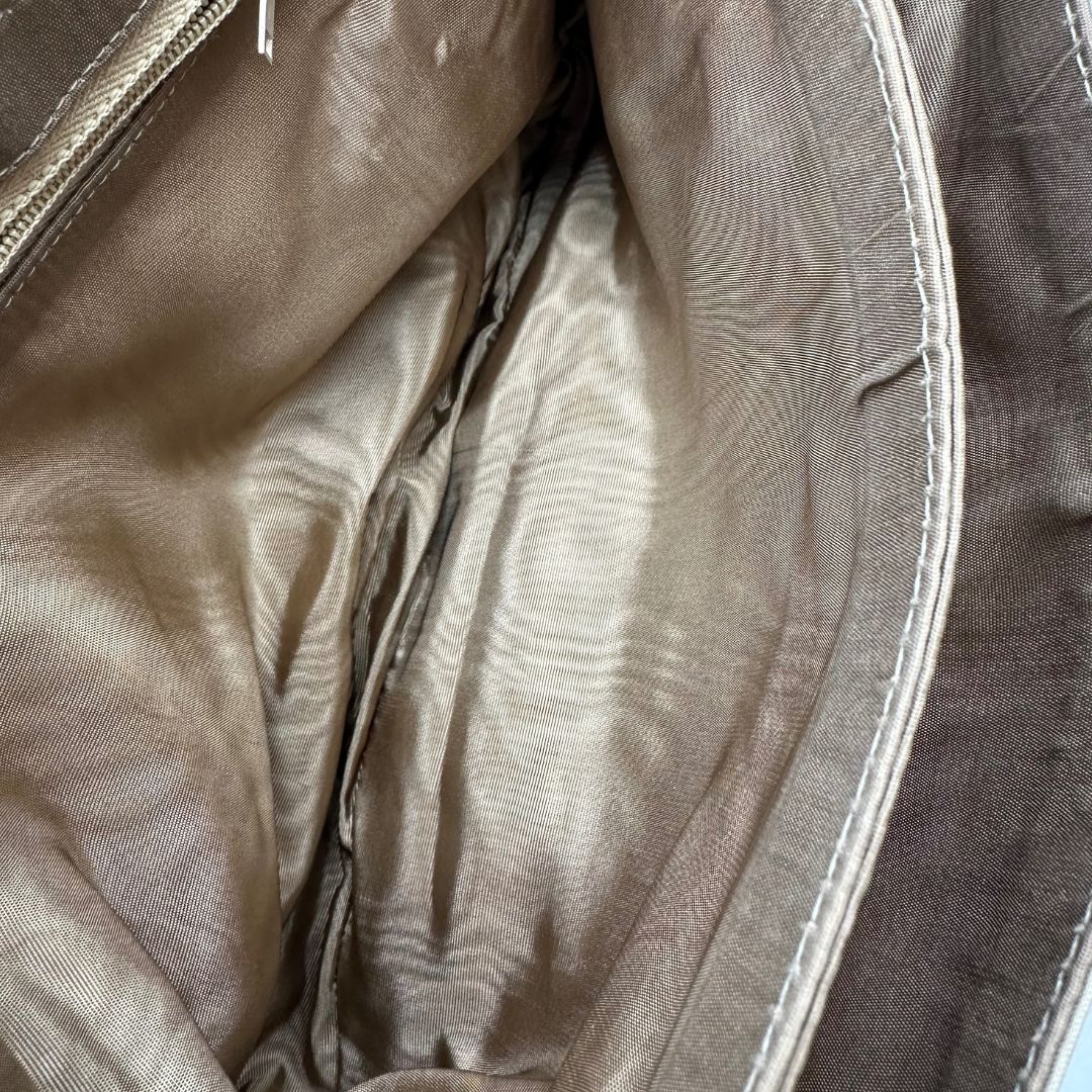 interno Borsa Burberry in tessuto con finiture color cognac e parti metalliche dorate; munita di una tracolla regolabile, di lusso, originale, ottime condizioni. 