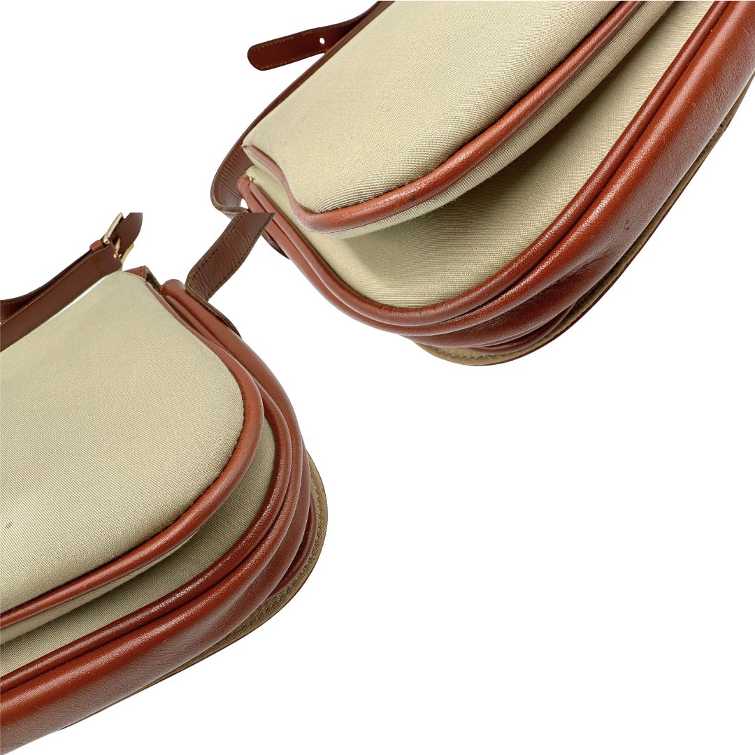 angoli Borsa Burberry in tessuto con finiture color cognac e parti metalliche dorate; munita di una tracolla regolabile, di lusso, originale, ottime condizioni.